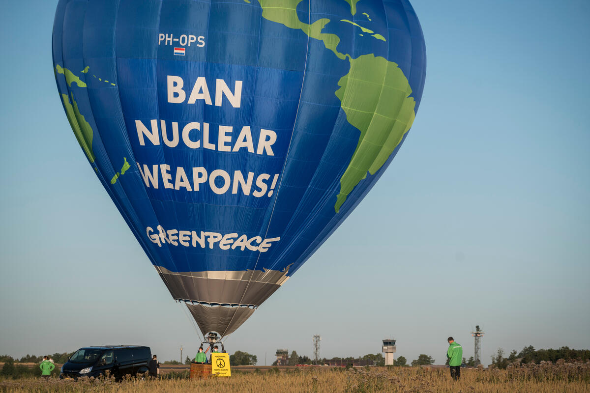 《禁止核武條約》於2021年1月22日正式生效，而這一年正好是綠色和平50歲。1971年，綠色和平首次行動，搭著小船阻止於美國阿拉斯加安奇卡島的核武試爆，也成為50年來全球環境工作的序幕。© Bernd Lauter / Greenpeace