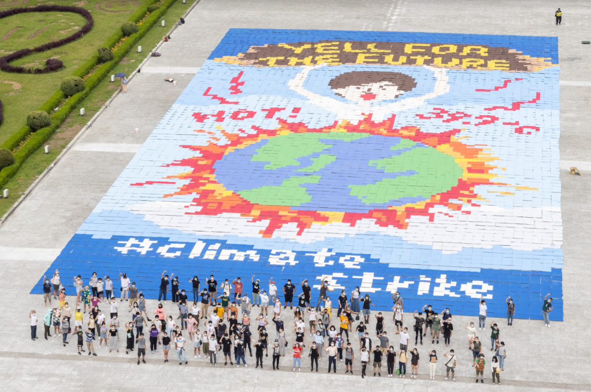 綠色和平與13個學生社團及公民組織，共200名臺灣學子響應全球氣候行動，在自由廣場以1,800平方公尺的拼圖，向公眾倡議重視氣候危機。© Greenpeace