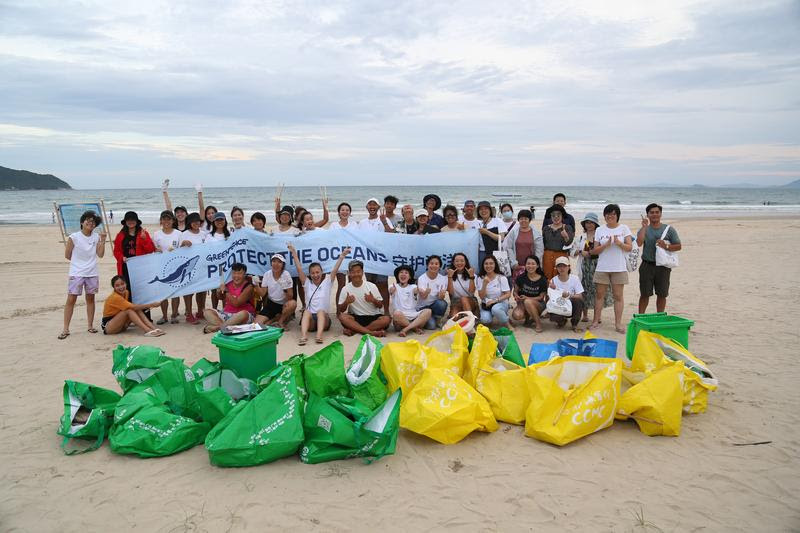綠色和平與友好組織合作舉辦淨灘活動，前方綠色、黃色的袋子就是當天清理出的海洋廢棄物。© Greenpeace