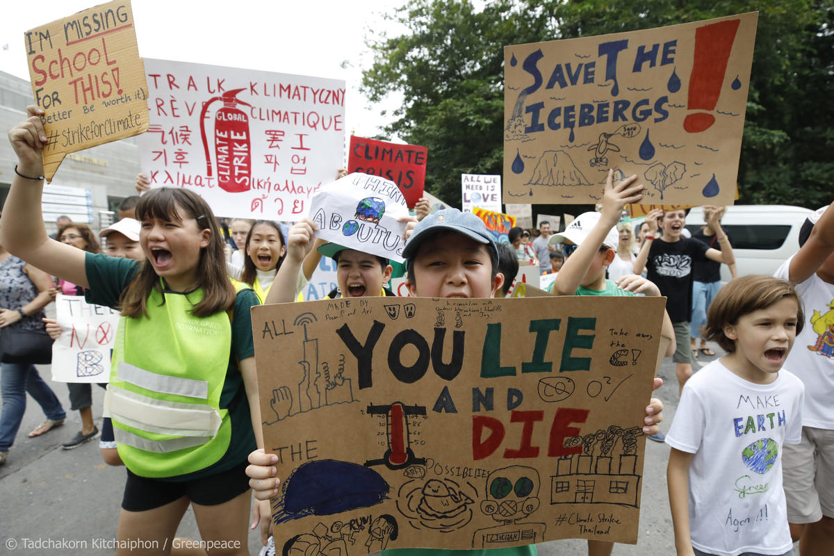 2019年，泰國青年學子走上街頭響應氣候罷課（climate strike），其中有數百名年輕人來到泰國自然資源和環境部前遞送公開信，要求泰國政府宣布氣候緊急狀態，承諾於2025年完全淘汰煤炭，並實現再生能源發電量達到50%。© Tadchakorn Kitchaiphon / Greenpeace