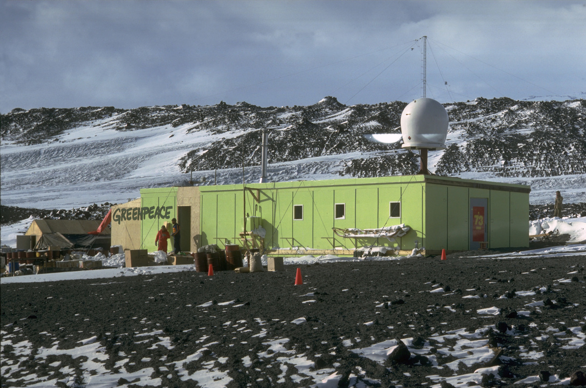 1987年至1991年，綠色和平在南極建立「世界公園基地」，監測來自鄰近基地的污染，並在1990年阻止法國政府在南極建造違反《南極條約》規定的機場。世界公園基地最終於1991年功成身退，成功促成《南極條約》成員國同意通過新的環境議定書。© Greenpeace / Andy Loor