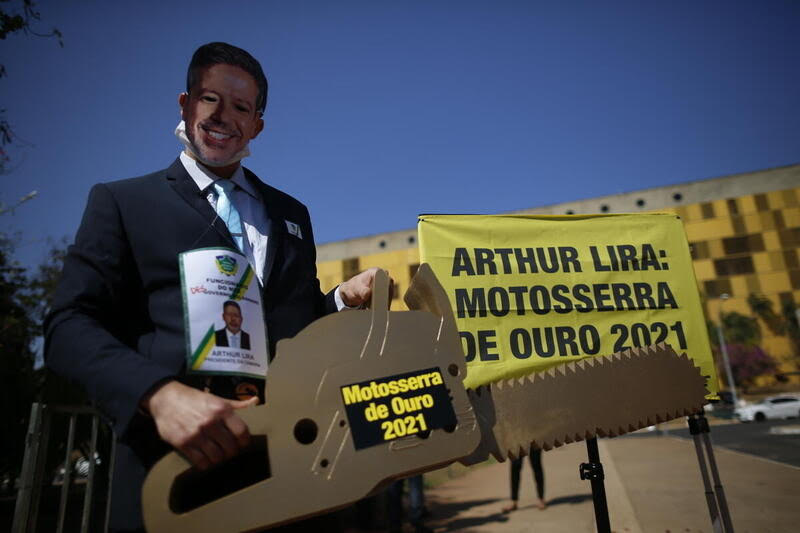 2021年8月，綠色和平行動者於國會外舉行「金電鋸獎」，並將獎項頒發給巴西下議院議長Arthur Lira，他在6個月內，批准了加劇毀林、傷害亞馬遜原住民與農民的法案。© Adriano Machado / Greenpeace