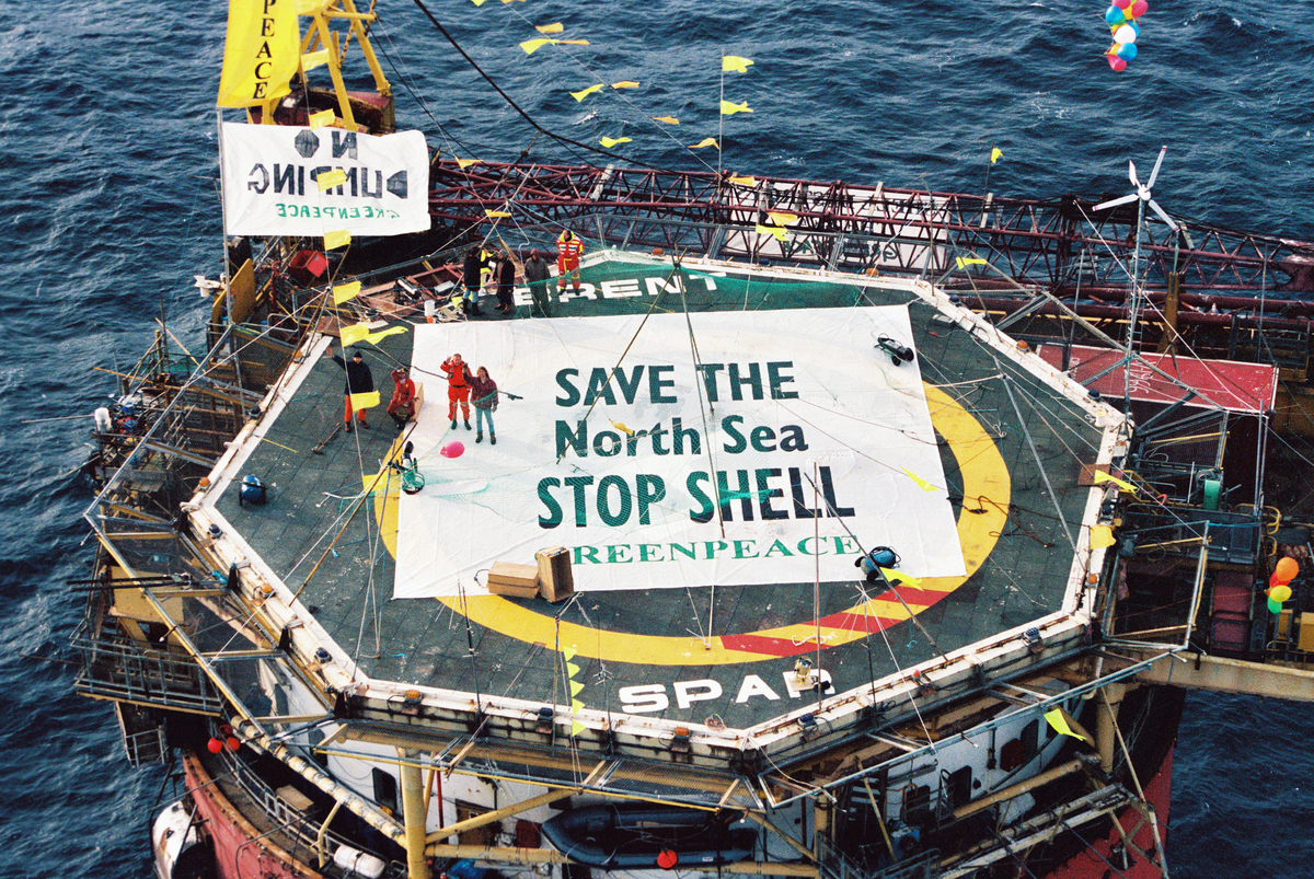 綠色和平最著名的行動之一，是佔領Brent Spar石油鑽井平臺超過三週時間，最終使殼牌放棄將平臺直接棄置於海中央的計畫，阻止11,000噸石油流入海洋的危機。© Greenpeace / Peter Thompson