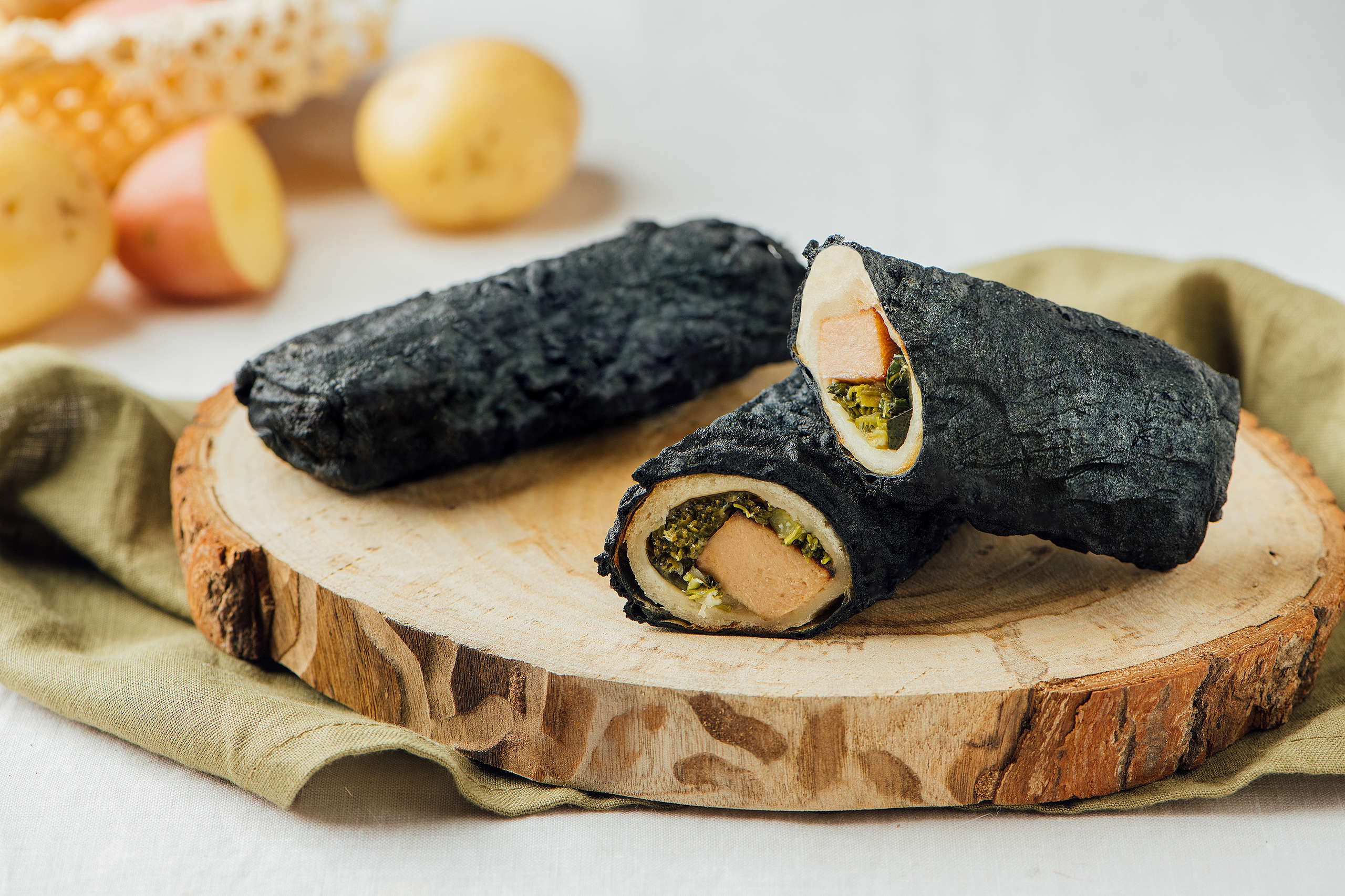 「碳式時蔬洋芋捲」內含濃郁的全植起司與香甜馬鈴薯，純素者也能安心享用。© Greenpeace