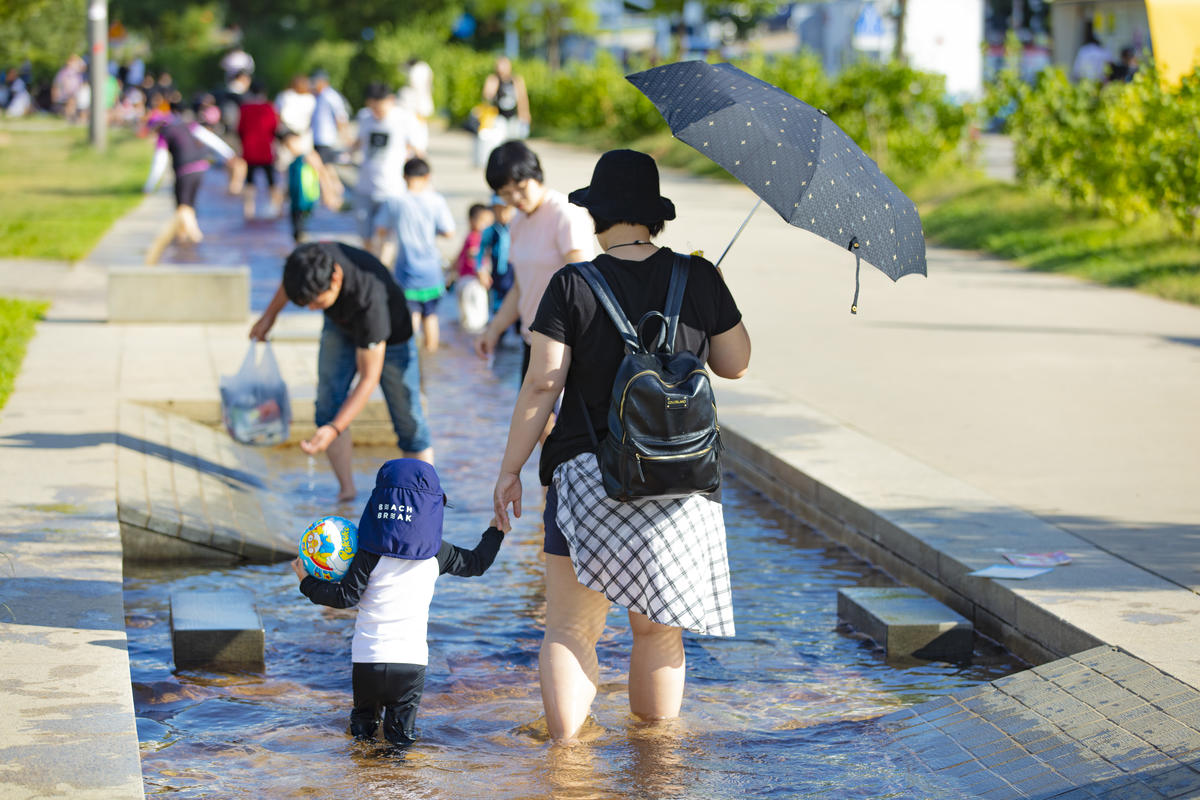 首爾市民在漢江河畔戲水避暑。© Soojung Do / Greenpeace