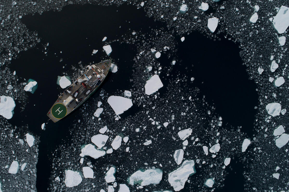 2020年9月15日，綠色和平船艦「極地曙光號」在北極，記錄與見證2020年海冰最低點。該年度海冰最小值為374萬平方公里，是1979年有衛星記錄以來第二低（僅高於2012年的339萬平方公里）。數十年來，在全球暖化影響下，北極海冰已經損失了三分之二的體積。© Daniella Zalcman / Greenpeace