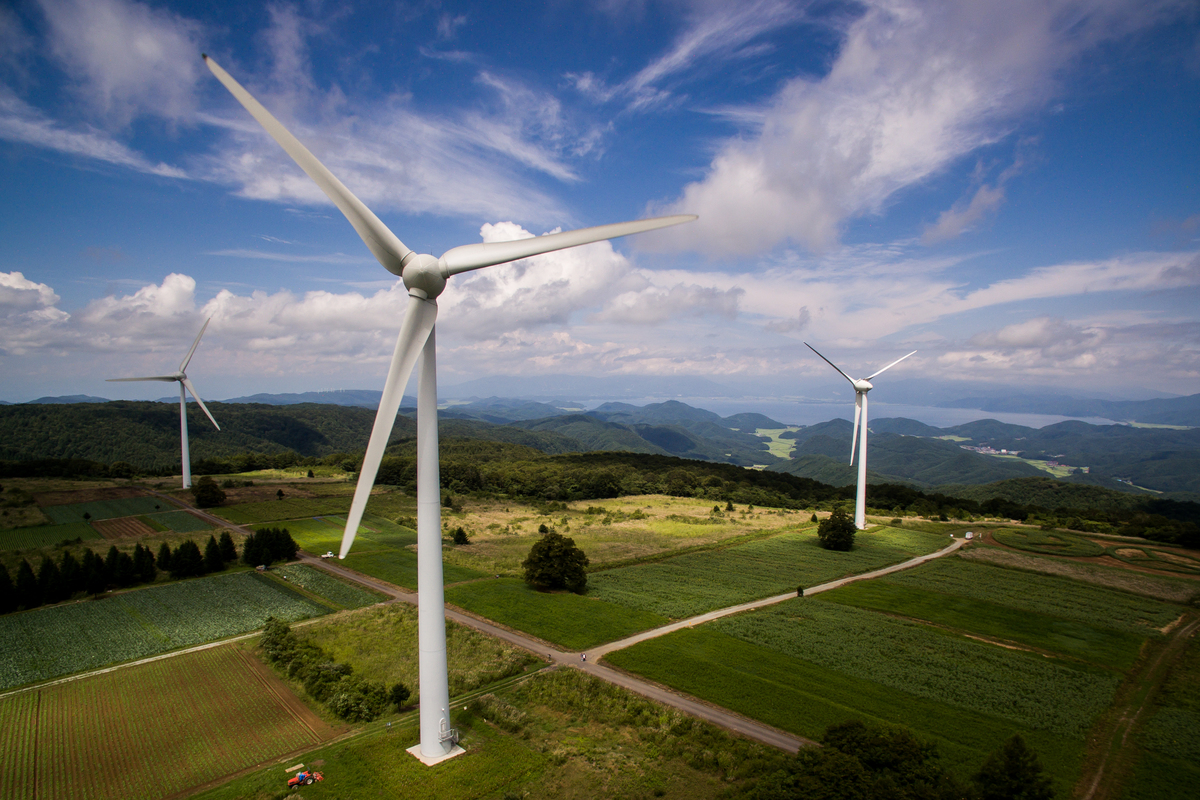 日本福島縣主要的風電場之一，33組風力發電機每年生產的電力相當於35,000戶家庭的電力需求。福島縣已宣布將在2040年實現100%再生能源目標。© Guillaume Bression / Greenpeace