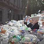 您的垃圾已到貨！英國首相收到625公斤塑膠廢棄物