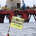 2019年，綠色和平行動者來到BP石油公司位於北海的鑽油平臺，手舉「氣候緊急」的標語，要求BP正視氣候危機，停止新的油氣田開採計畫。© Greenpeace