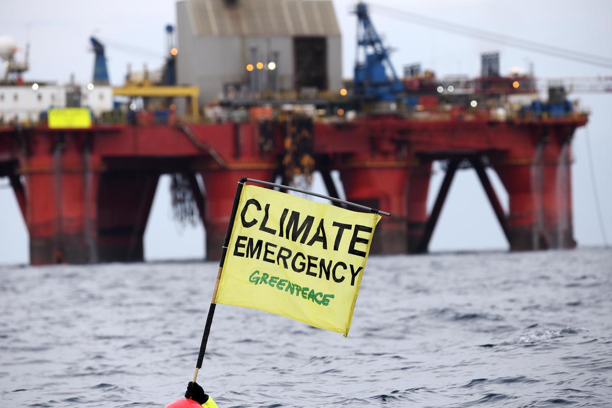 2019年，綠色和平行動者來到BP石油公司位於北海的鑽油平臺，手舉「氣候緊急」的標語，要求BP正視氣候危機，停止新的油氣田開採計畫。© Greenpeace