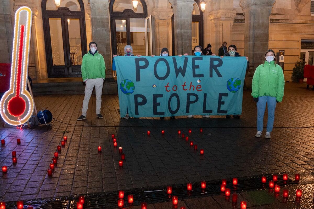 2020年，綠色和平與氣候青年（Youth for Climate）的行動者，在盧森堡參與《巴黎氣候協定》5周年活動，呼籲各方必須更積極爭取將全球暖化升溫控制於攝氏1.5度内。