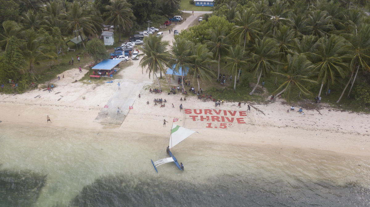 太平洋海域的馬紹爾群島共和國，是氣候脆弱國家組織Climate Vulnerable Forum成員之一，他們一直力促全球將升溫幅度控制於攝氏 1.5 度。2018年該國的行動者在首都Majuro海岸發出「生存懸於1.5°C」的呼籲。