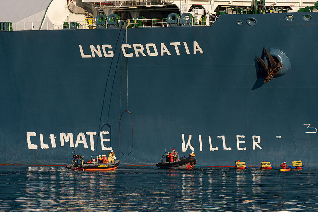 綠色和平中東歐辦公室對克羅埃西亞沿海最新啟用的 LNG 液化天然氣海上碼頭採取行動，行動者們搭乘充氣艇在天然氣基礎設施的其中一側塗上了「氣候殺手！」（ Climate Killer）的標語，呼籲歐盟領導人遠離天然氣，因為它是氣候危機的錯誤解決方案。