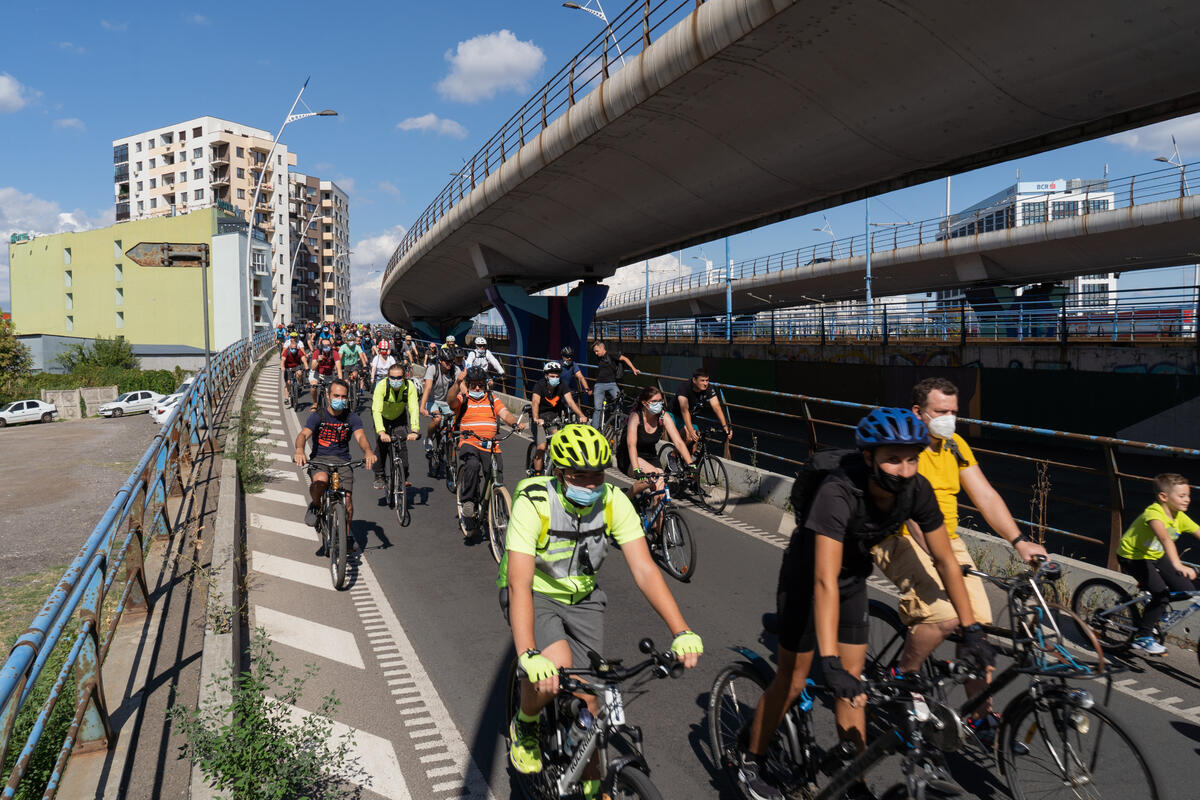 羅馬尼亞：在首都布加勒斯特（Bucharest），約300名民眾以單車環繞市內一圈，要求更符合綠色低碳的城市設計。