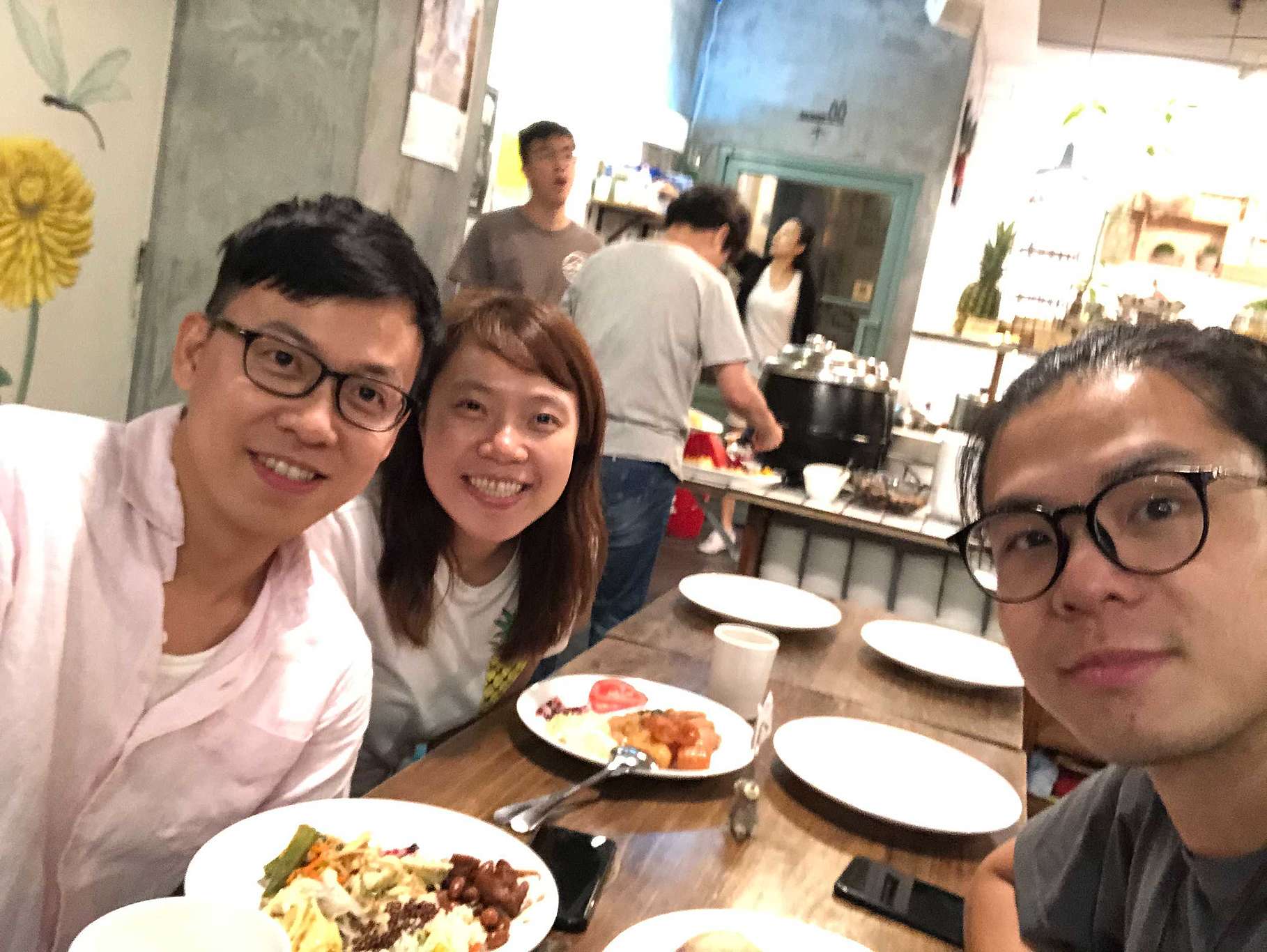 擔任綠色和平資深募款統籌的大魁（左一），邀請香港同事一起去素食自助餐，即便沒有素食習慣的人，也能大快朵頤。