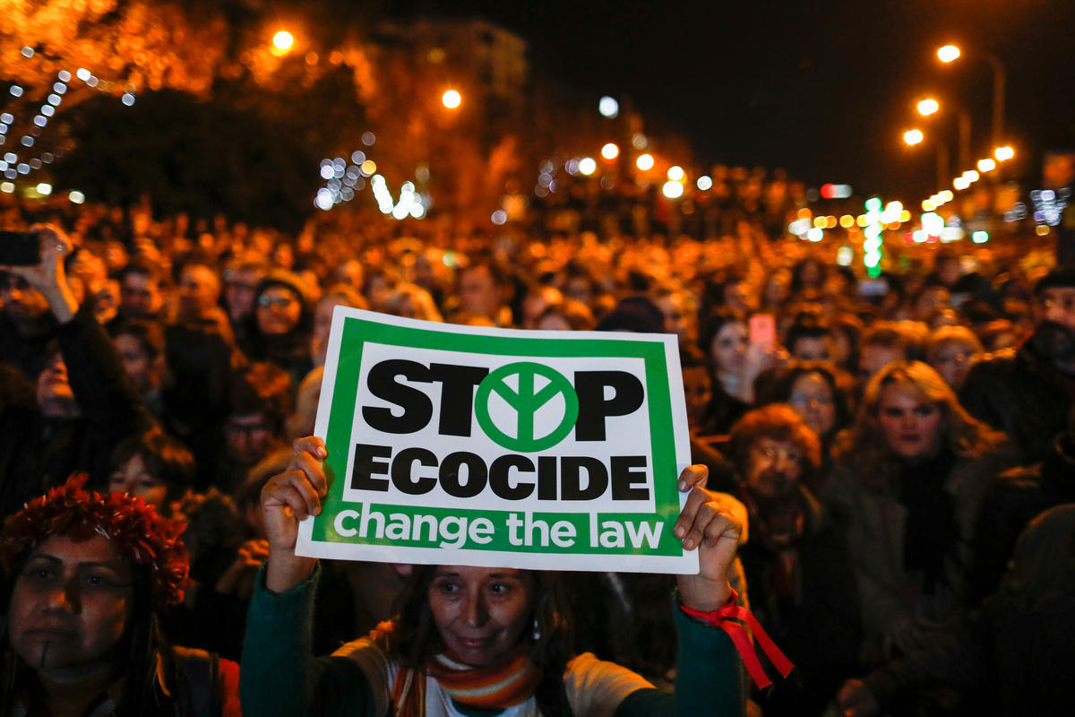 上千民眾在COP25期間，沿著西班牙馬德里普拉多大道展開氣候遊行，要求全球政府實現「綠色新政」。