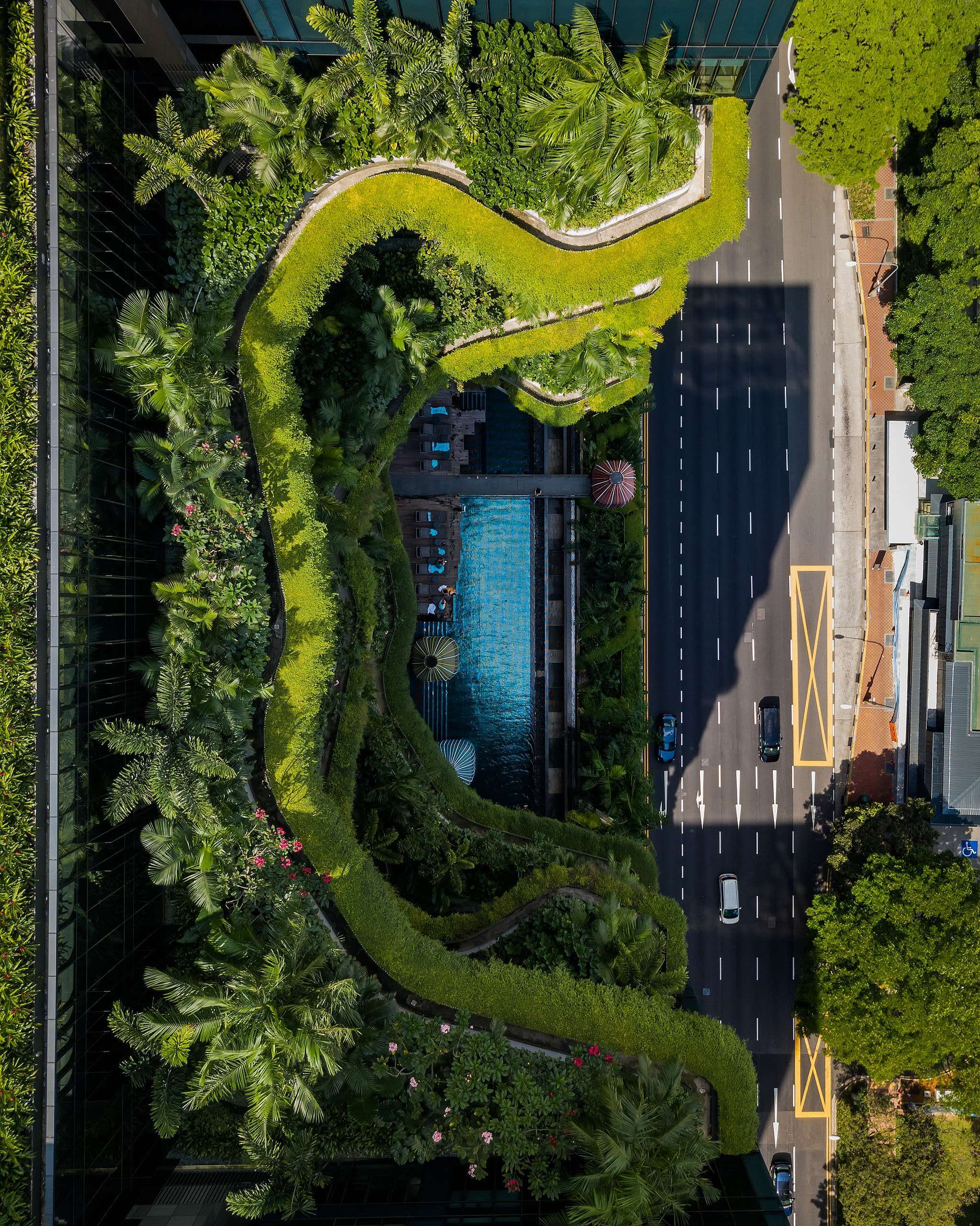 皮克林賓樂雅酒店（PARKROYAL on Pickering）為全球知名綠建築，建物融合「垂直綠化」的概念，並使用太陽能供電系統和雨水收集器，節省的能源可為680個新加坡家庭提供一年的電力。