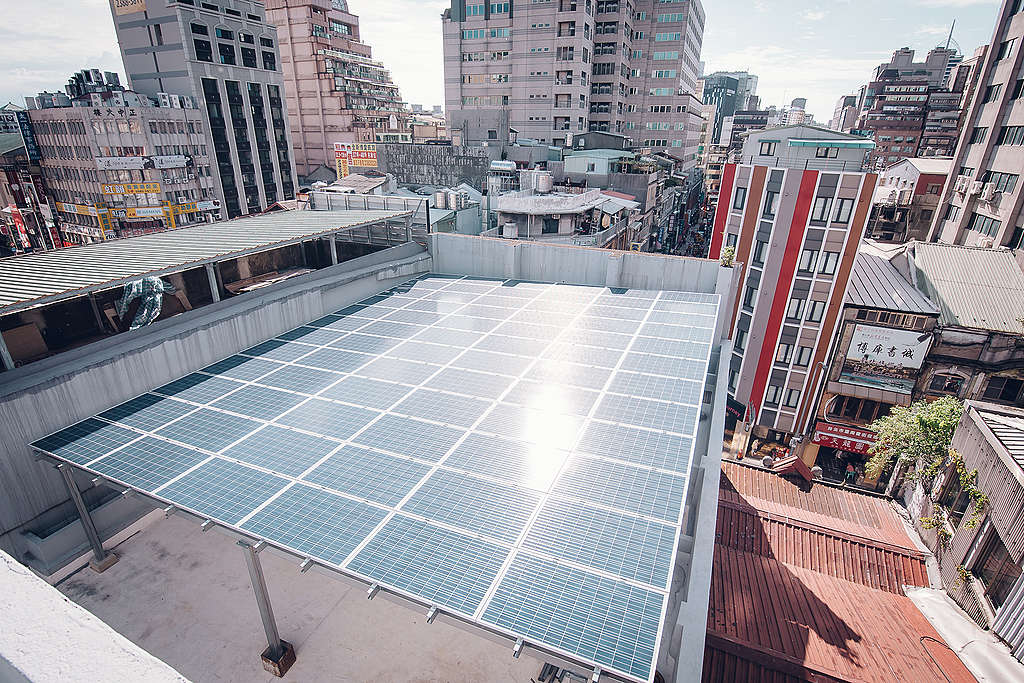 綠色和平臺北辦公室在屋頂裝設72片太陽能光電板，除了可提供電力，也能阻隔頂樓日曬，為建築降溫。