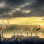 人類大量使用煤炭、石油等化石燃料，燃燒時產生二氧化碳排放到大氣中