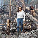 綠色和平巴西辦公室資深森林專案主任Cristiane Mazzetti實地走訪亞馬遜雨林南部的毀林現場，親睹剛被砍伐焚毀的樹木傾倒，森林失去原本的盎然綠意。