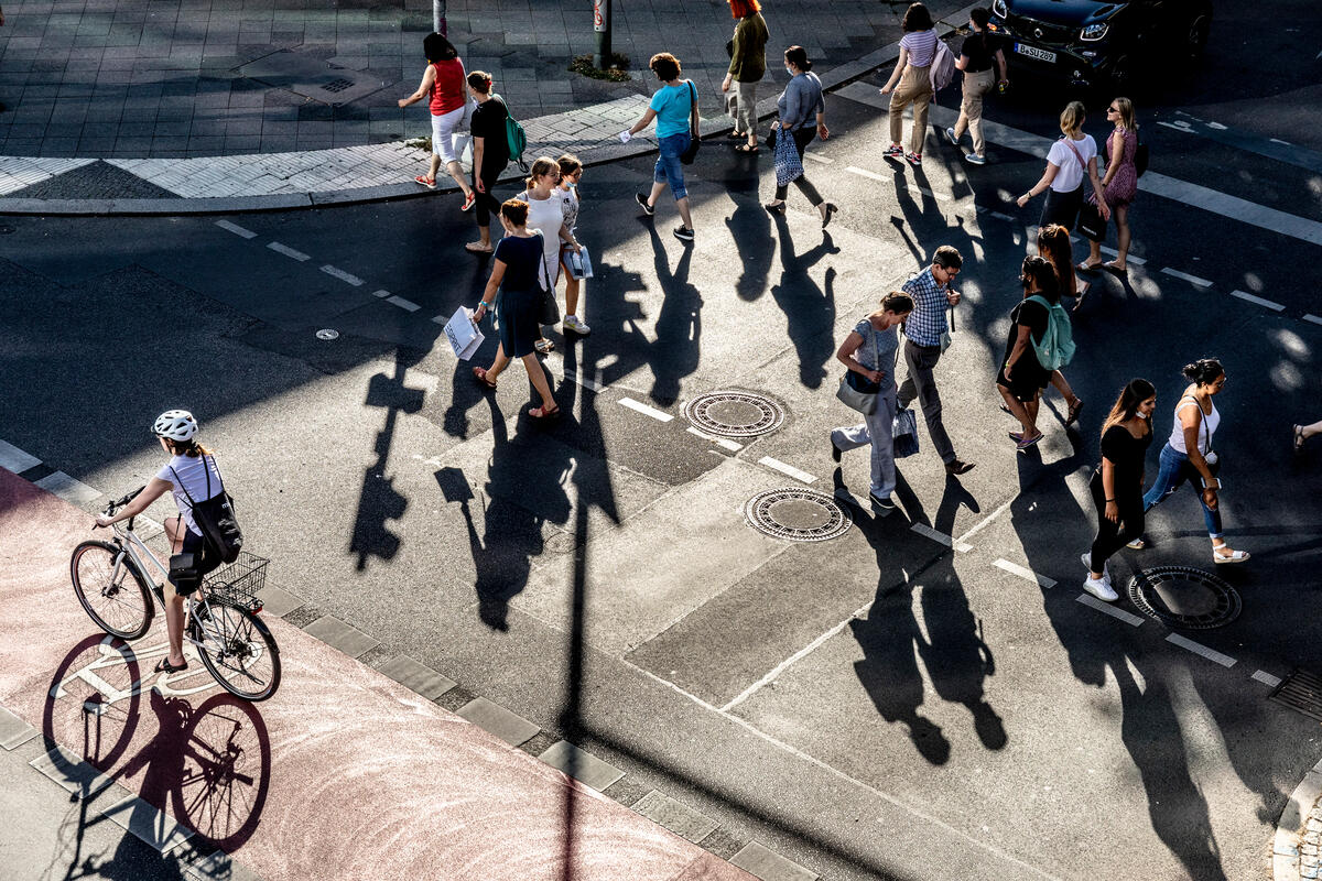 從長遠來看，強化完善的公共運輸系統，進行友善行人與自行車的城市規畫，有助於避免電動車因過度生產成為新的排放源。