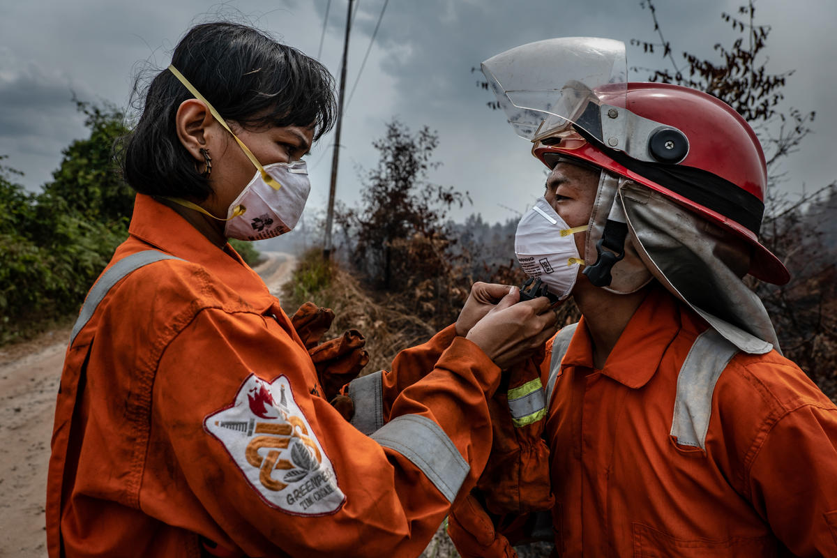 綠色和平印尼消防志工整裝，準備進入中加里曼丹省的森林火場協助滅火工作。2019年，由於林火面積擴大，印尼政府宣布蘇門答臘和加里曼丹島的六個省份進入緊急狀態。