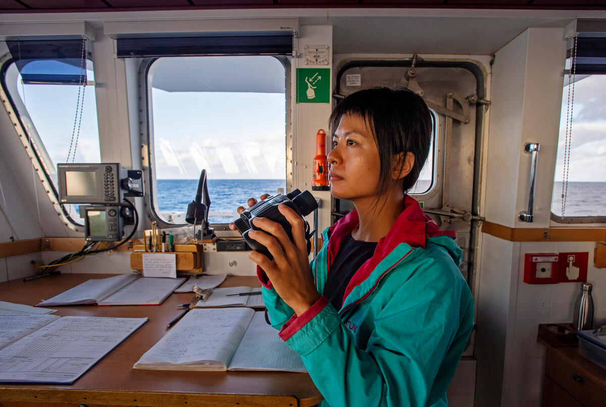 來自臺灣的黃毓琪（Kelly）在此次航程中，擔任數位專案主任，每天投入觀察深海採礦企業GSR雇用的船艦，並與全球海洋守護者分享調查結果，阻止採礦企業破壞海洋。