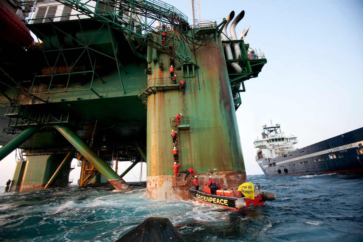 2011年，18位綠色和平行動者登上Leiv Eiriksson鑽油平臺，批評所屬企業Cairn Energy違反行業規範，拒絕公開漏油應變計畫，使格陵蘭及北極環境面臨風險。