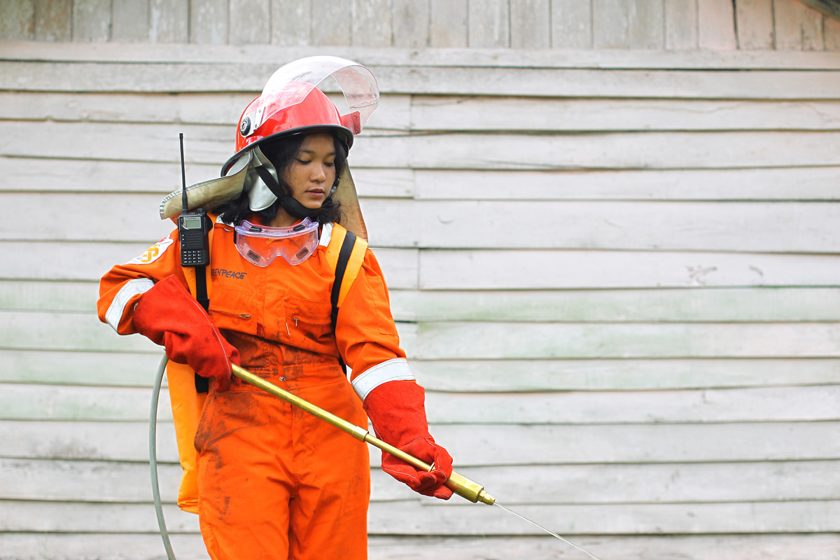 Dwi Agustya Ningrum穿上消防員裝備，接受專業訓練。