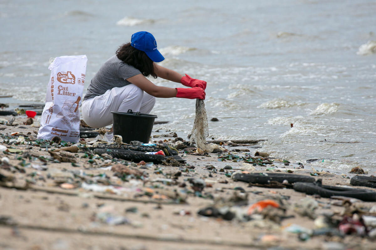 Amika因參加淨灘開始關注塑膠污染問題，並加入綠色和平志工團隊，協助泰國辦公室的倡議行動。