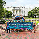 綠色和平美國辦公室行動者於白宮外，拉起布條向總統拜登倡議，要求立即制定《全球塑膠公約》，從源頭解決塑膠危機。