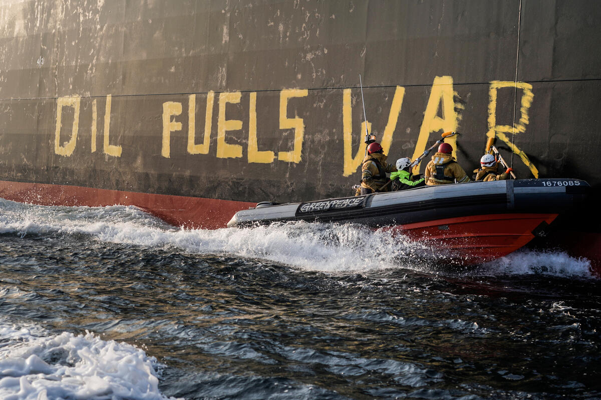 3月23日，綠色和平行動者乘坐橡皮艇在俄羅斯油輪Stamos號側面塗上「石油燃料戰爭（OIL FUELS WAR）」標語。