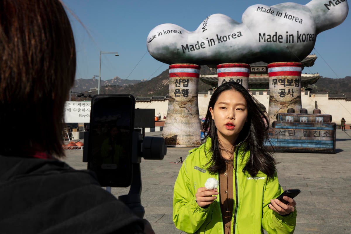 綠色和平行動者在韓國知名旅遊景點，位於青瓦臺前的光化門廣場，設置了一座巨大的燃煤電廠裝置，不僅向政府和公共金融機構倡議停止投資海外燃煤，也向民眾發送「空污棉花糖」，以提高公眾參與度與環保意識。