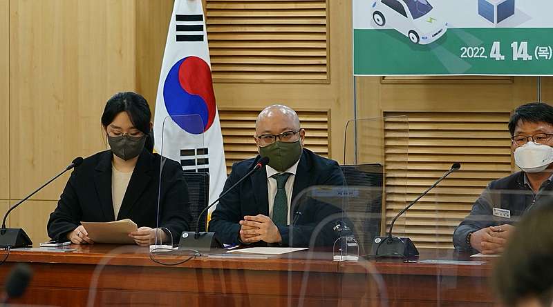 綠色和平政府關係暨公共倡議專家Daul Jang（圖中）呼籲韓國新政府，落實2035年禁售燃油車的承諾。