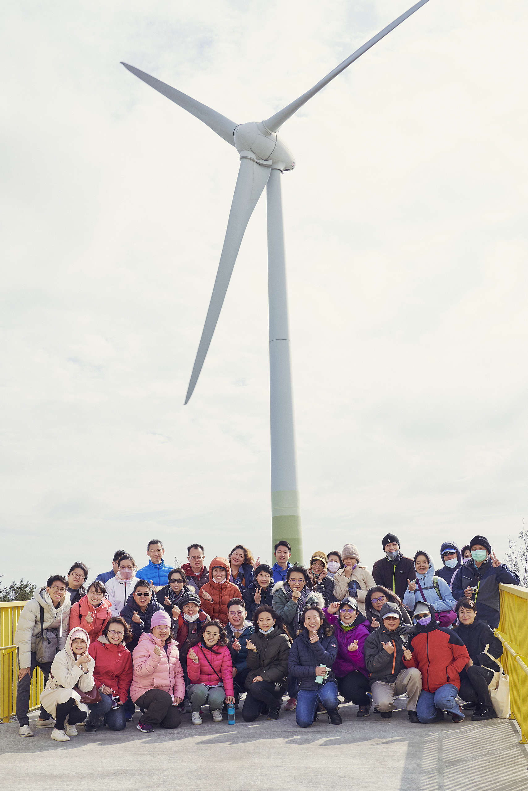 2021年12月，綠色和平規劃「臺中風力發電場一日參訪」，經由專業解說與實地走訪，讓教師與學生更加認識再生能源發展。