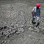 印度自2022年3月以來，連日高溫及降水短缺，使土地乾涸、作物歉收，民生用水也陷入困難。