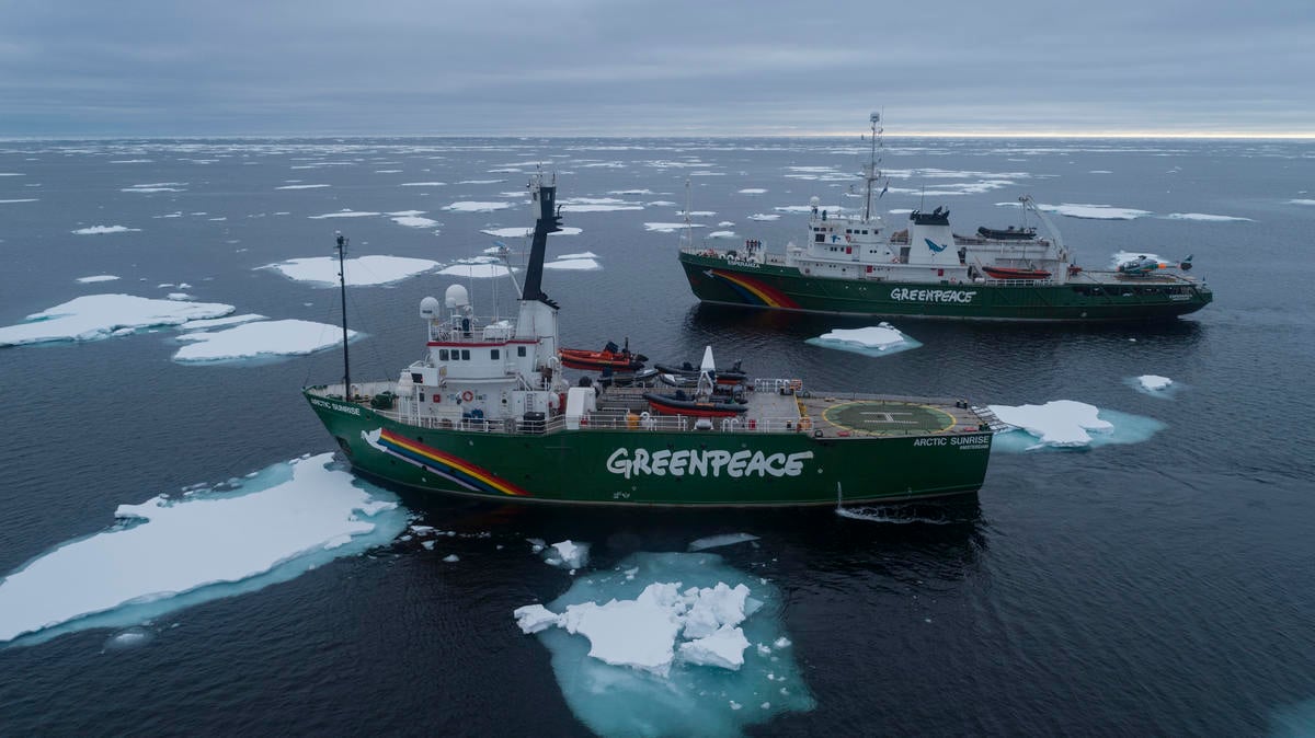 2019年5月，綠色和平船艦「極地曙光號」（左）及「希望號」（右）展開橫跨大西洋的「守護海洋之旅」，這趟航程為期近一年，團隊成為從北極航向南極，停留7個研究站點，帶來第一手海洋遭受危機的實證。