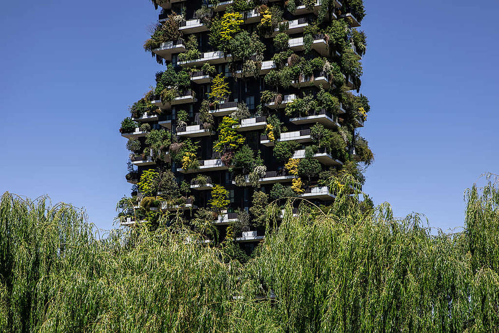 義大利米蘭的大樓「垂直森林」，種滿大大小小的植物，如同一個向天空垂直生長的森林。