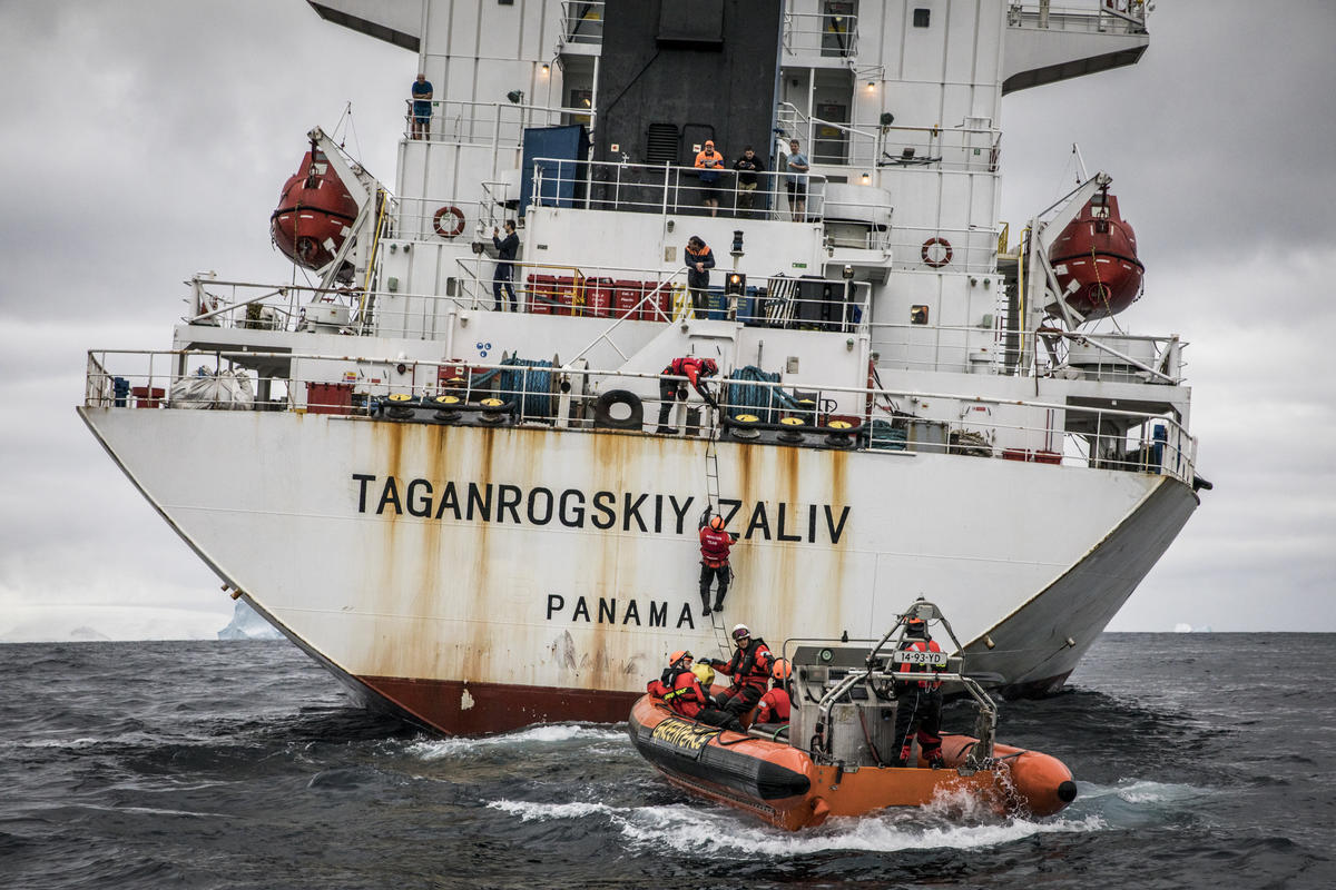 2020年2月，綠色和平船艦團隊於南奧克尼群島（South Orkney islands）水域，24小時密切監察冷凍貨船的海上轉載行為。畫面中的行動者正準備登船，檢查船上的健康與安全標準，以及漁獲的種類。