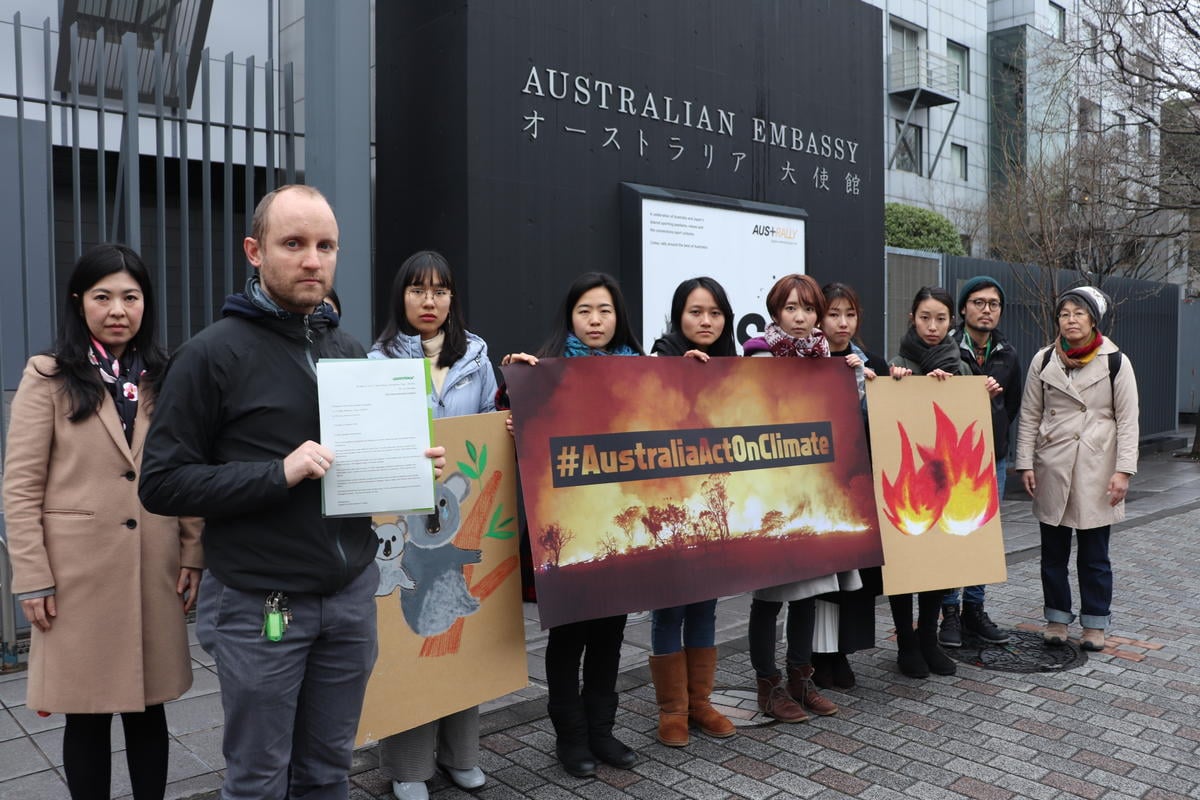 綠色和平2020年發起全球行動，促請澳洲政府從能源政策着手避免大火悲劇重演；Sam（左二）及多位日本辦公室成員於澳洲駐日大使館門外請願。