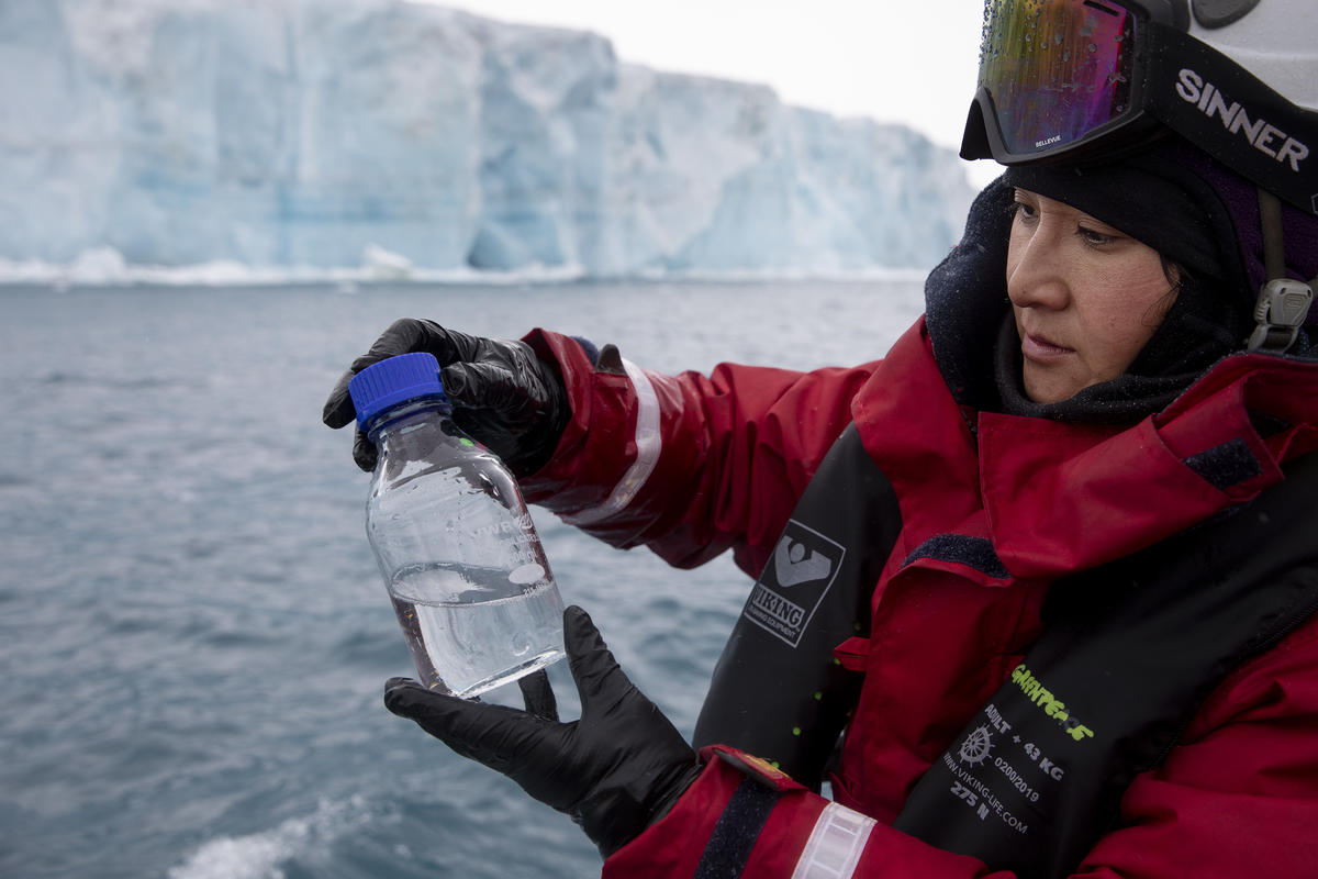 來自臺灣的黃懿萱在「守護海洋之旅」中擔任水手，她也負責駕駛小艇，協助研究人員採集海水樣本。