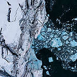綠色和平船艦團隊多次前往北極進行海冰調查，圖為格陵蘭島東海岸Scoresby Sund峽灣冰川的裂冰。