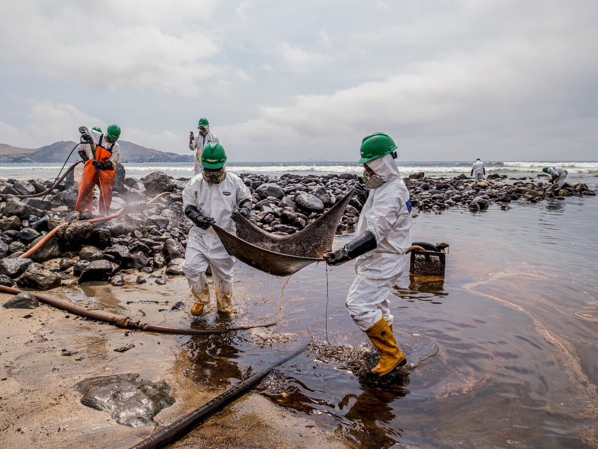 化石燃料洩漏事故對環境造成重大破壞，如2022年初，泰國、秘魯、厄瓜多等地發生漏油事故，油污範圍極大，嚴重危害海洋生態及當地民眾的水源。