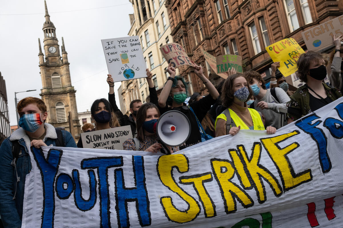 2021年9月，英國學生及民眾在格拉斯哥（Glasgow）舉行全球氣候遊行，呼籲世界領導人落實全球性的綠色新政及氣候正義。