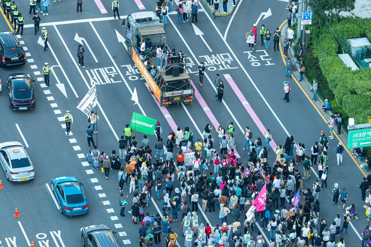 2022年9月，綠色和平參與由民間發起的氣候遊行，活動共有超過3.5萬名公眾及400個民間團體參加。當氣候行動已成社會共識，政府加快政策落實也避無可避。