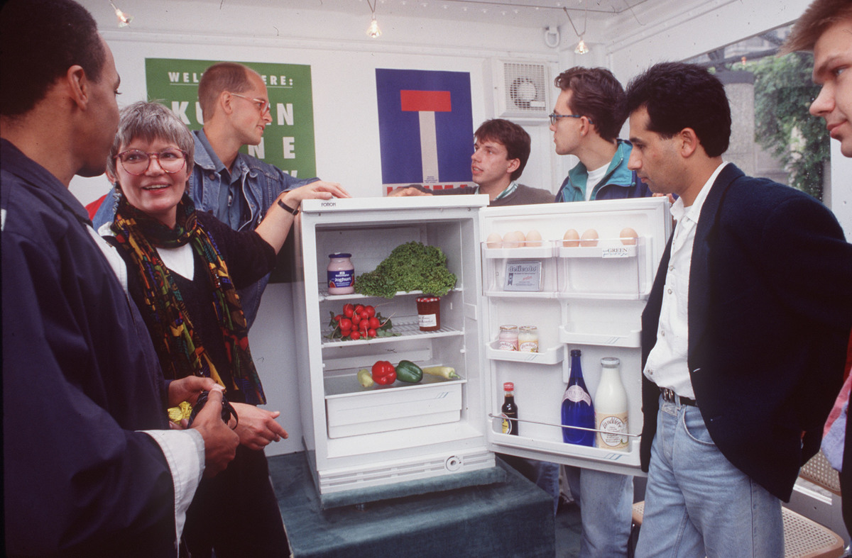 1992年，綠色和平聯同德國科學家合作研發的Greenfreeze環保製冷冰箱，首次於法蘭克福的環境博覽展出，時至今日持續為修復臭氧層做出貢獻。