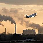 飛機是交通工具中的高碳排選項，但許多國家卻未針對航空實施節約能源政策，甚至提供補貼及稅賦優惠，與減緩氣候變遷背道而馳。