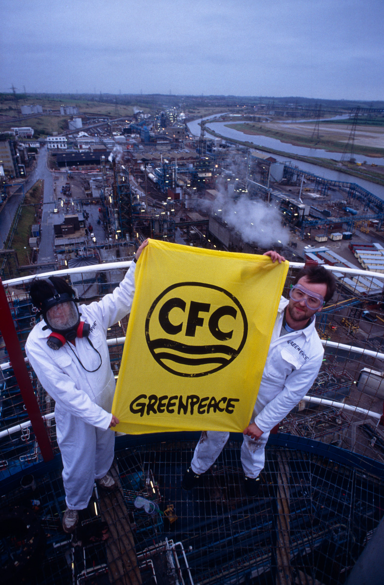 1990年，綠色和平行動者登上英國帝國化學工業（Imperial Chemical Industries Ltd，ICI）工廠，要求這間「世界級臭氧破壞者」停止量產破壞臭氧層的氟氯碳化物（CFCs）。