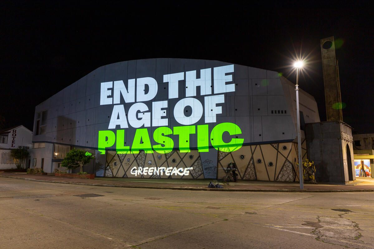2022年底，世界領導人齊聚烏拉圭進行《全球塑膠公約》首次協商會議，綠色和平派員出席會議，行動者更在會場外透過投影「終結塑膠時代」（End The Age Of Plastic）標語，表達制定強而有力公約的訴求。