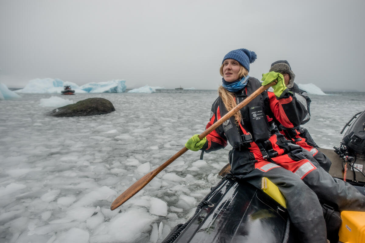 綠色和平專案主任Louisa Casson在南極協助駕駛研究艇，進行生態調查。